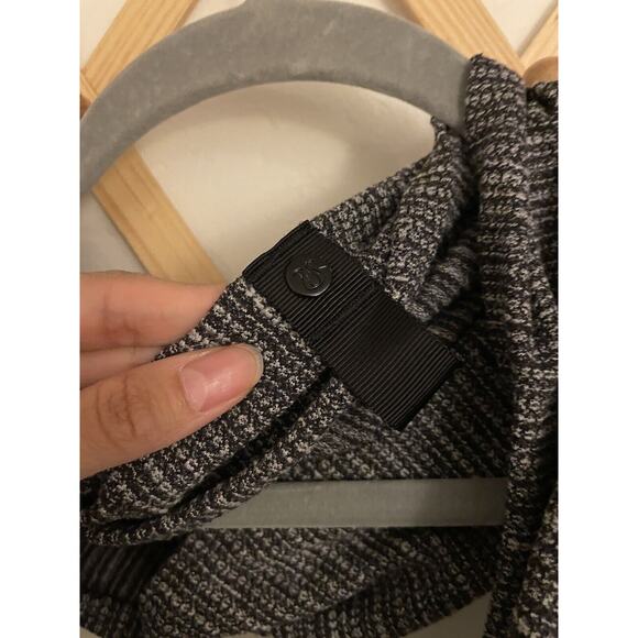 Lululemon Scarf Unisex OS Black Gray Vinyasa Strip Snap Rule Infinity - Picture 4 of 6